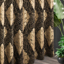 Κλασσικές κουρτίνες πολυτελείας σε σαλόνι με βελούδινο ύφασμα και κομψό σχεδιασμό