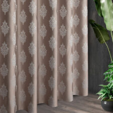 Πολυτελείς κουρτίνες με ζακάρ σχέδιο για σαλόνι σε νεοκλασσικό ύφος