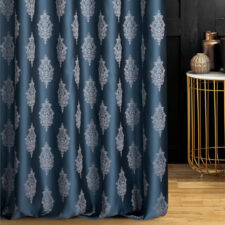 Πολυτελείς κουρτίνες σαλονιού σε κλασσικό στυλ με βαριά υφάσματα υψηλής ποιότητας