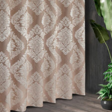 Κουρτίνες σκίασης υψηλής ποιότητας σε κλασσικό σαλόνι με φυσικό φωτισμό