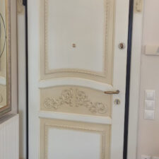 κλασική πόρτα με αέτωμα