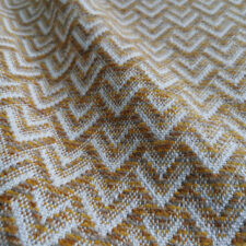 Μοντέρνο ύφασμα επίπλωσης με γεωμετρικό μοτίβο σε γήινες αποχρώσεις