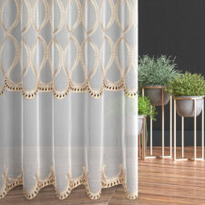 Μοντέρνες κουρτίνες σαλονιού σε minimal design με απαλές αποχρώσεις