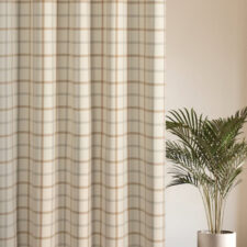 Καρό ύφασμα κουρτίνας σε ουδέτερους τόνους για κλασσική διακόσμηση