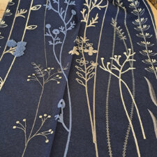 Ύφασμα με εντυπωσιακό φλοραλ κέντημα για διακοσμητικές εφαρμογές