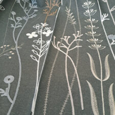 Διακοσμητικό ύφασμα με φλοραλ κεντητό σχέδιο και φίνα εμφάνιση.