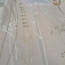 Ύφασμα με λεπτομερές κέντημα λουλουδιών σε κομψό φλοραλ στυλ.