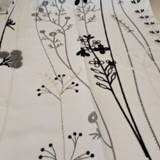 Ποιοτικό ύφασμα με ρομαντικό κεντητό μοτίβο λουλουδιών.