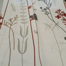 Διακοσμητικό ύφασμα με κεντητά λουλούδια σε φλοραλ σχέδιο