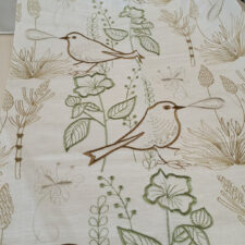 Ανάλαφρο λινό ύφασμα με ρομαντικό κεντητό σχέδιο λουλουδιών.