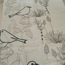 Λινό ύφασμα με καλαίσθητο κεντητό μοτίβο λουλουδιών.