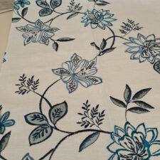 Κομψό λινό ύφασμα με φλοραλ κέντημα και ανάλαφρη υφή.