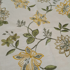 Φυσικό λινό ύφασμα με διακριτικό κέντημα λουλουδιών σε ρομαντικό στυλ.