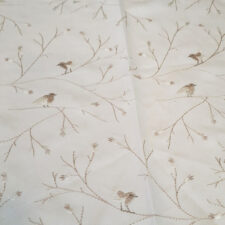 Ύφασμα με διακριτικό φλοραλ κεντητό σχέδιο και κομψή υφή.