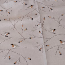 Ύφασμα υψηλής ποιότητας με λεπτομέρειες κεντητού φλοραλ μοτίβου.