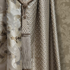 Κλασική κουρτίνα με διακριτικό μοτίβο πολυτέλειας