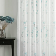 Κουρτίνα σαλονιού με μεγάλα εντυπωσιακά άνθη.