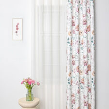 Κουρτίνα σαλονιού με πολύχρωμα ανοιξιάτικα λουλούδια.