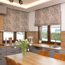 Κουρτίνα κουζίνας με χαρούμενα λουλούδια.