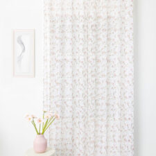 λουλουδι σε λεπτη κουρτινα