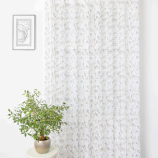 λεπτη κουρτινα με λουλουδια σε σαλονι