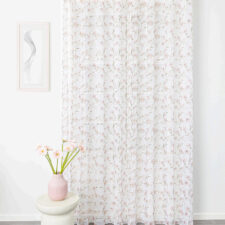 Κουρτίνα υπνοδωματίου με απαλά ροζ λουλούδια.