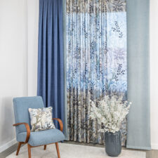 Ρομαντική floral κουρτίνα σε shabby chic αισθητική.