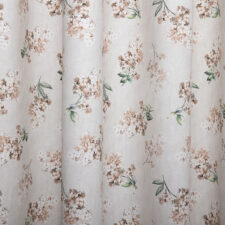 Υφαντό ύφασμα με ανάγλυφα λουλούδια σε εκρού βάση.