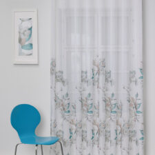 Κουρτίνα με διακριτικό ανθικό μοτίβο σε μοντέρνο χώρο.