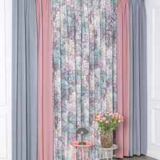 Διαφανής κουρτίνα με διακριτικά λουλουδάτα σχέδια.