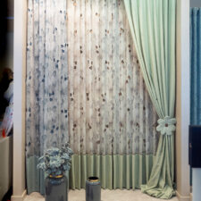 ύφασμα με μπλε και μωβ ανθικά μοτίβα.