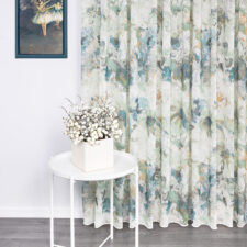 Φλοράλ ύφασμα με λουλούδια σε παστέλ φόντο